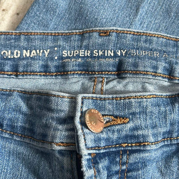 [Old Navy] Light Wash “Super Skinny” Jeans - Size 6 - Picture 2 of 4